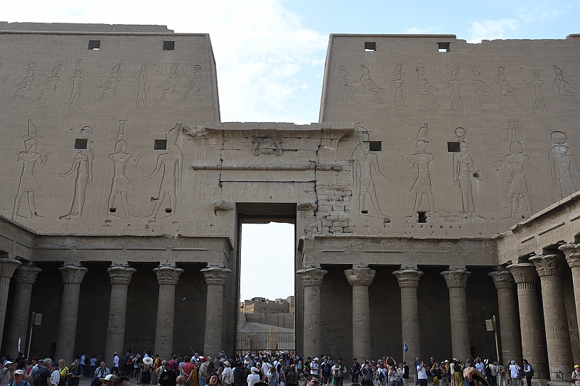 29 MAK_6304.jpg - Per uscire si ripassa dal grande cortile circondato da un imponente colonnato.